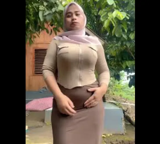 Dekapanmu Membuatku Hanyut Dalam Asmara yang Bekum Pernah Kurasakan Tante Hijab
