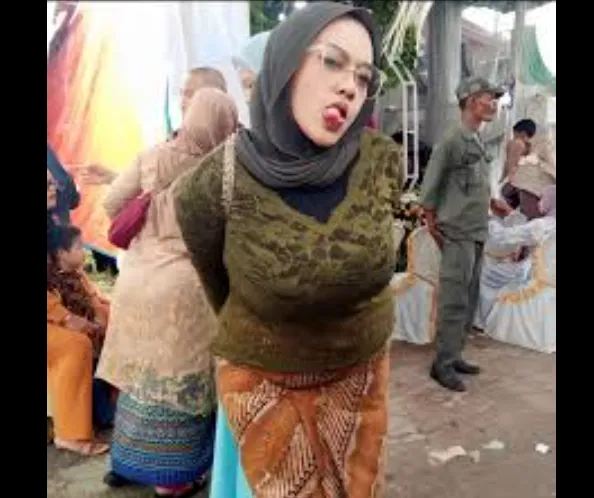 Jilbab Hitamu di Dalam Malam yang Indah Ini, Apem Mu Lebih Indah dari Gerhana Malam Jumat Ini